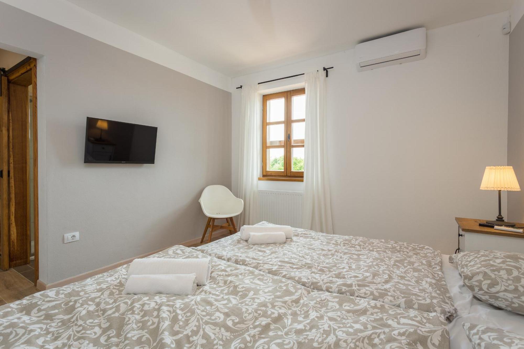 Villa Cirka In Central Istria For 14 Persons With Pool Heating & Pool Table Svetvincenat Bagian luar foto