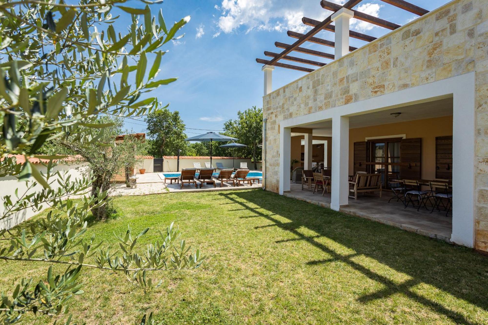 Villa Cirka In Central Istria For 14 Persons With Pool Heating & Pool Table Svetvincenat Bagian luar foto